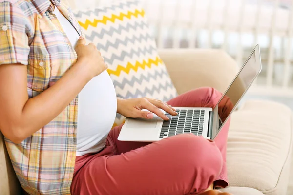 Pregnant woman shopping online — Stock Photo, Image