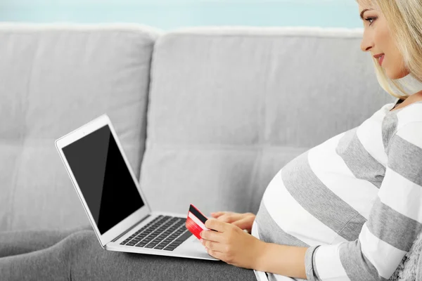 Pregnant woman shopping online — Stock Photo, Image