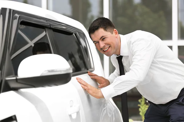 Hombre examinando nuevo coche al aire libre — Foto de Stock