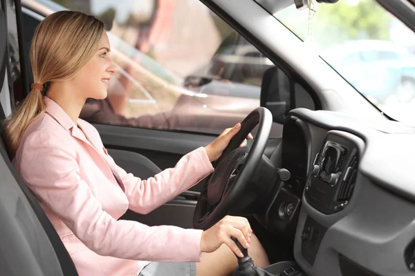 Woman driving car — Stock Photo, Image