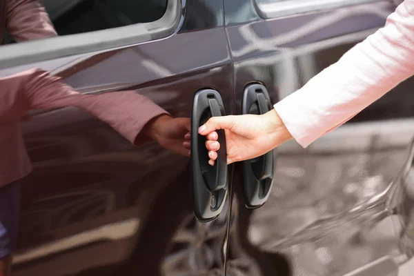 Mujer abriendo la puerta del coche —  Fotos de Stock