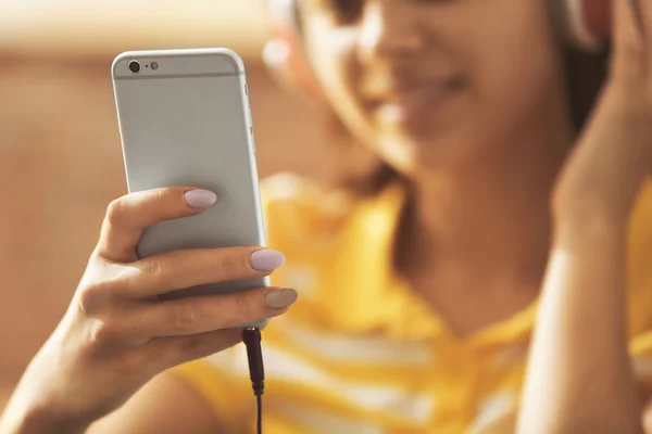 Chica Escuchando Música Con Auriculares Teléfono Inteligente — Foto de Stock