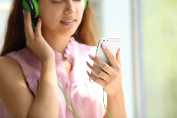 Meisje Luisteren Naar Muziek Met Hoofdtelefoons Smart Phone — Stockfoto