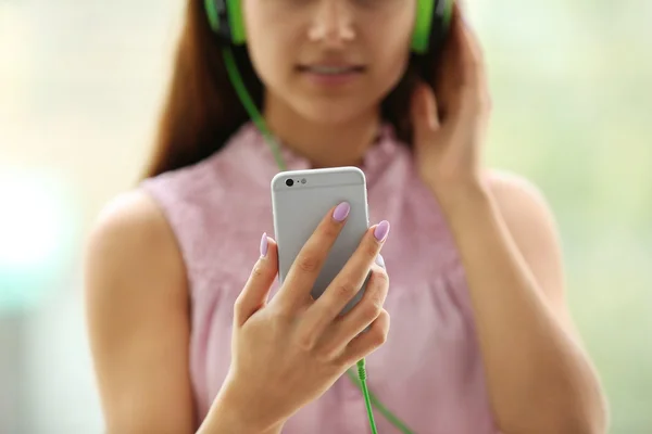 Menina Ouvindo Música Com Fones Ouvido Smartphone — Fotografia de Stock