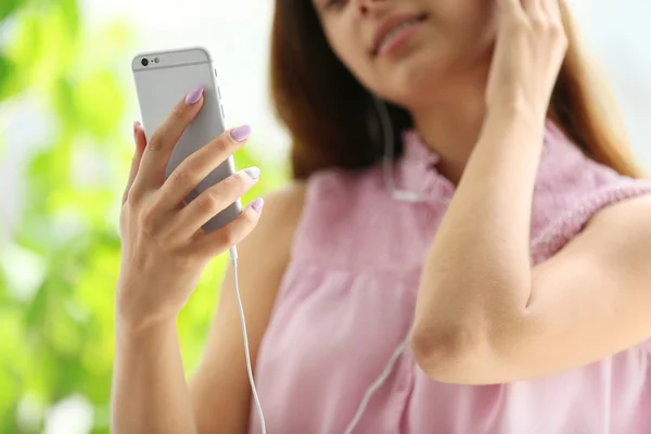 Meisje Luisteren Naar Muziek Met Hoofdtelefoons Smart Phone — Stockfoto