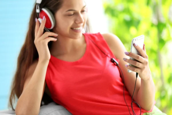 Chica Escuchando Música Con Auriculares Teléfono Inteligente — Foto de Stock