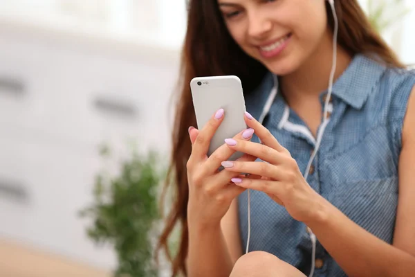 Menina Ouvindo Música Com Fones Ouvido Smartphone — Fotografia de Stock