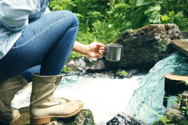 Girl relaxing with drink in forest — Stock Photo, Image