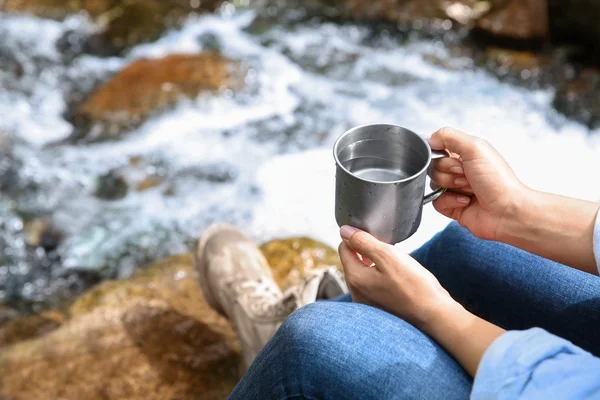 Girl relaxing with drink in forest — Stock Photo, Image
