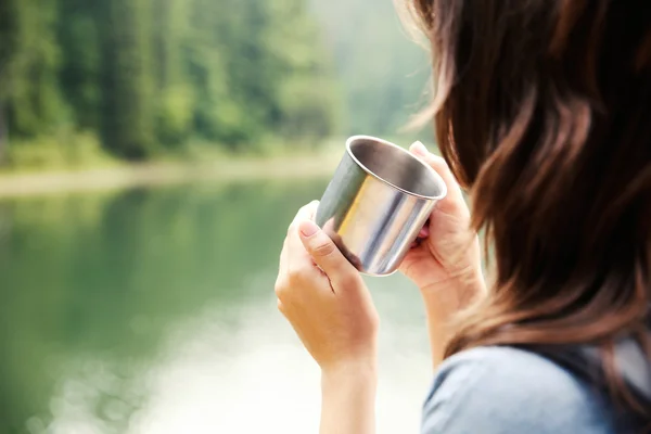 Girl relaxing with drink in forest — Stock Photo, Image