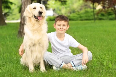 Küçük çocuk ve köpek park