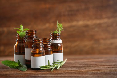 Damlalıklı şişeler ve otlar