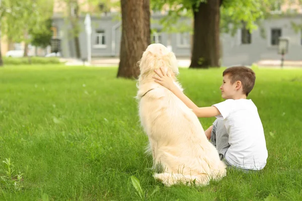 Küçük çocuk ve köpek park — Stok fotoğraf