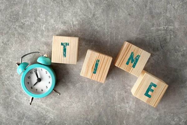 Reloj y palabra TIEMPO — Foto de Stock