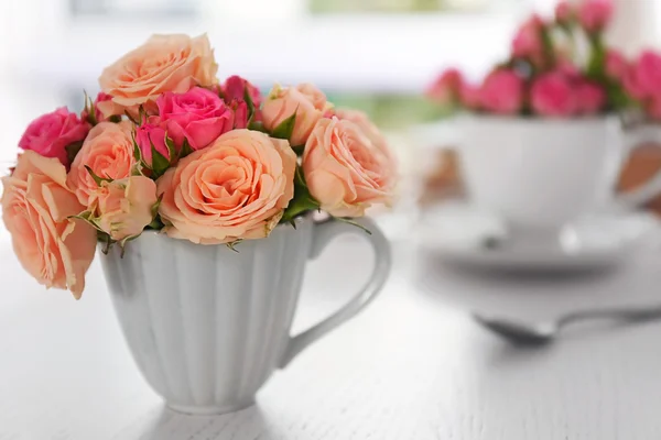 Rosas frescas en una taza —  Fotos de Stock