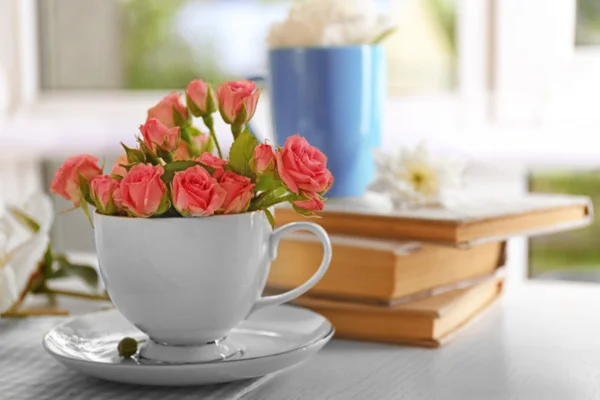 Beautiful roses in a cup — Stock Photo, Image