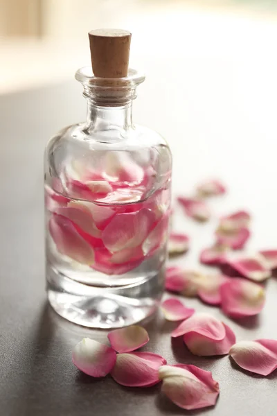 バラの花びら入りのボトル — ストック写真