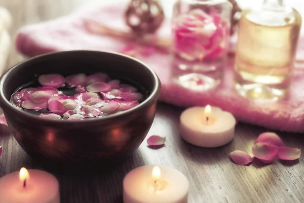 Petals in bowl with candles — Stock Photo, Image