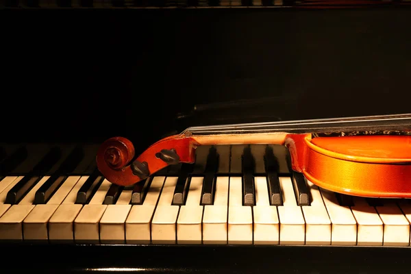Violín y piano, primer plano —  Fotos de Stock