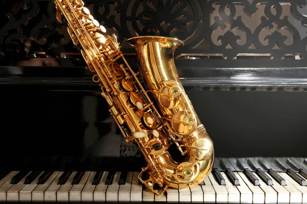 Пианино и саксофон, крупным планом — стоковое фото