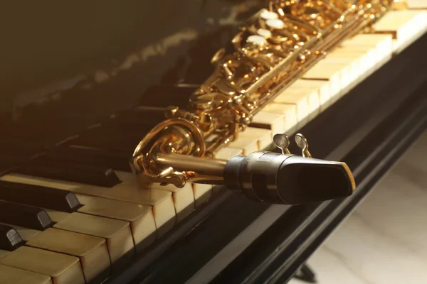 Пианино и саксофон, крупным планом — стоковое фото