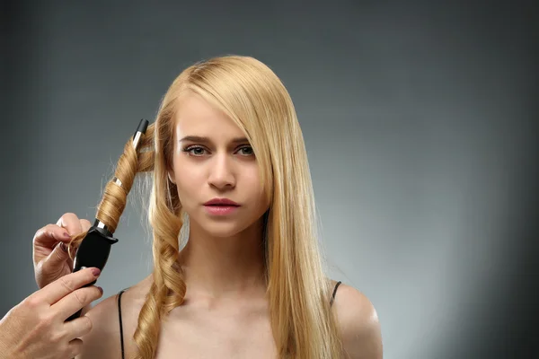 Kapsalon hair mooi meisje curling — Stockfoto