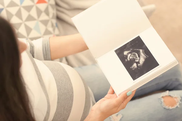 Gravid kvinna och ultra ljud bilden — Stockfoto