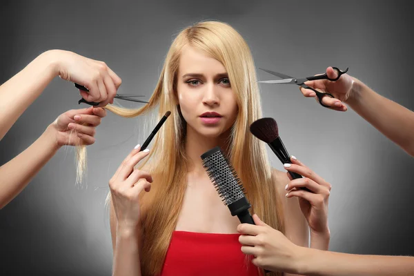 Fryzjer, Dokonywanie nowy styl dla kobiety — Zdjęcie stockowe