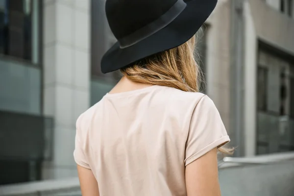 Menina elegante na rua — Fotografia de Stock