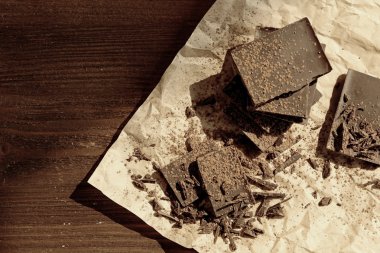 Çikolata parçaları kakao ile kaplı