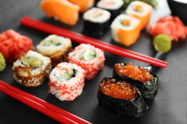 Sushi seti ve yemek çubukları 