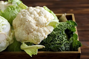 Ahşap sandık taze lahana