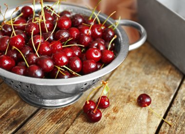 Masada kevgir içinde kiraz