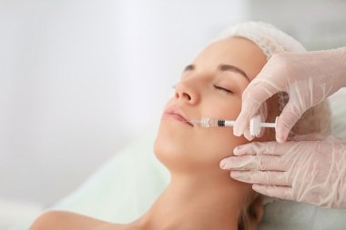 Güzel kadın bir enjeksiyon almak 