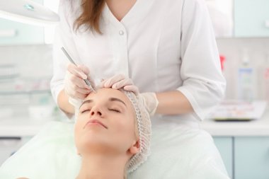 kadın ziyaret güzellik uzmanı