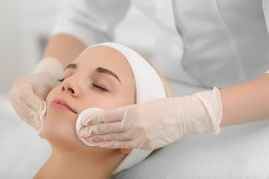 Güzellik uzmanı Temizleme kadının yüzüne