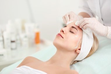 Güzellik uzmanı kaldırma yüz maskesi 