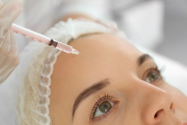 Güzel kadın bir enjeksiyon almak 