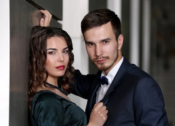 Elegante jovem casal — Fotografia de Stock