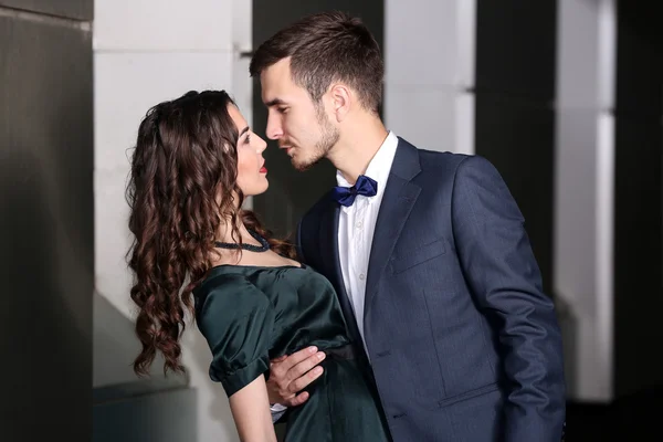 Elegante pareja joven — Foto de Stock