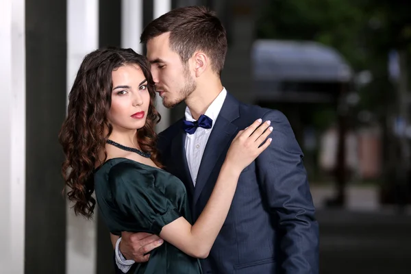 Élégant jeune couple — Photo