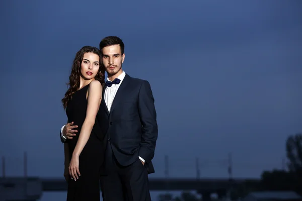 Jovem casal elegante — Fotografia de Stock