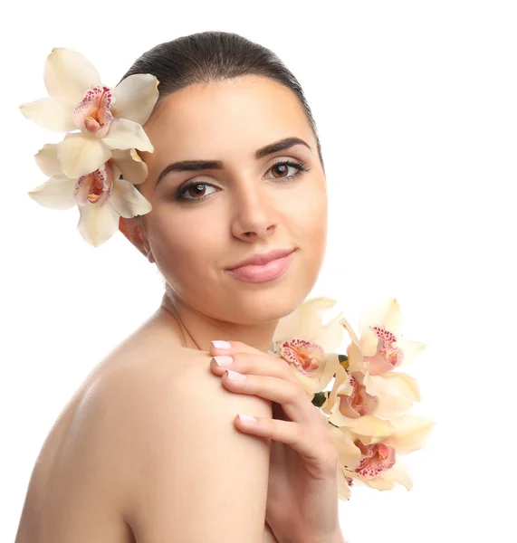 Vacker kvinna med orkidé — Stockfoto