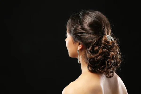 Jovem mulher bonita com bom penteado — Fotografia de Stock