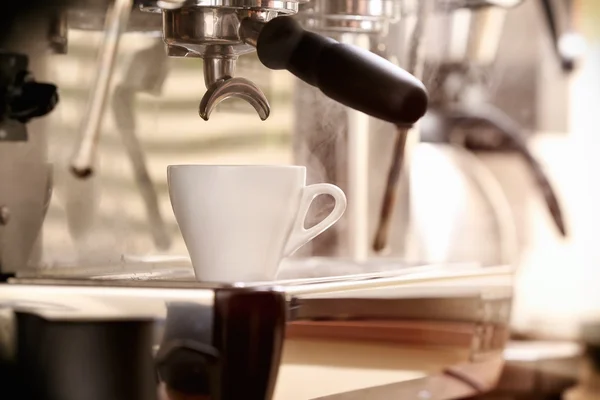 Máquina de café preparando café expresso — Fotografia de Stock