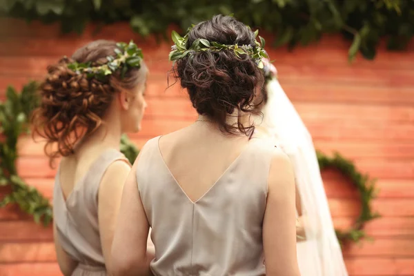 Damas Honor Con Hermosas Coronas Cabeza —  Fotos de Stock