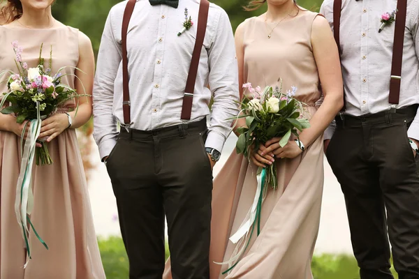 Stijlvolle groomsmen met bruidsmeisjes — Stockfoto