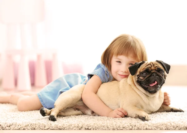 Menina brincando com cão — Fotografia de Stock