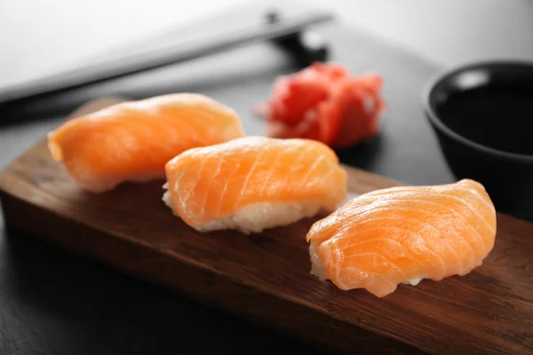 Set de Sushi sobre tabla de madera — Foto de Stock