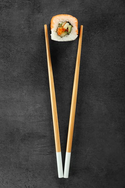 Rolo de sushi e pauzinhos — Fotografia de Stock